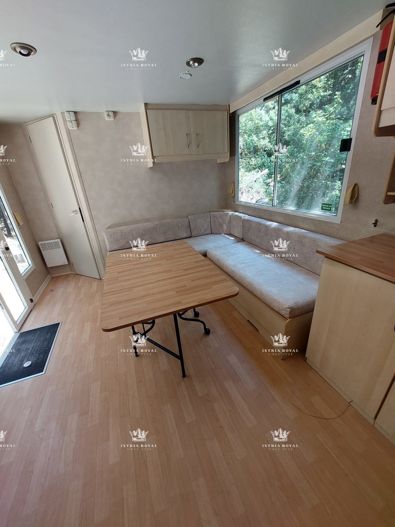 Dve urejeni parceli z mobilnimi hišicami – 30 sekund od plaže – vrhunska naložba v Istri